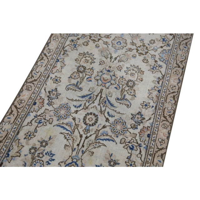 This modern Turkish Oushak rug is a stunning piece of art that has been handwoven using traditional techniques by skilled...