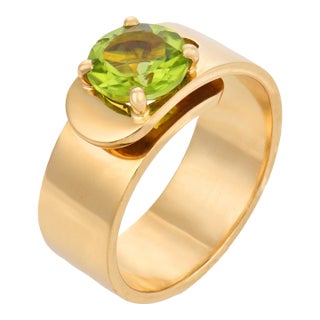 1990s Dinh Van French 1.85 Carat Peridot 18k Yellow Gold Buckle Ring, Size 6.75 For Sale