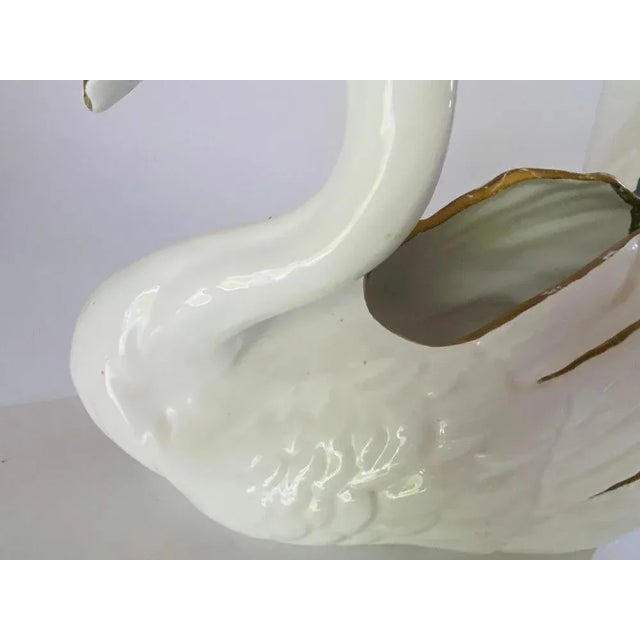 This is a vide poche in porcalain, or a decorative bascket, as also an swan sculpture from the 1970s. It has been made in...