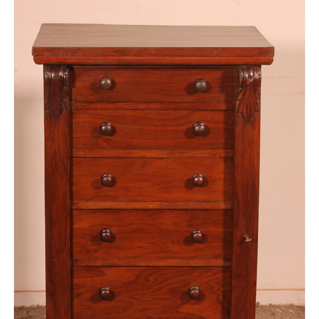A charming 19th-century Wellington chest of drawers in walnut. This piece, emblematic of the Victorian era, captivates...