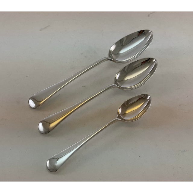 New 1980s Complete European Cutlery Set for 12, Including Fish Eaters & Serving Pieces 129 Pieces. Old English For Sale - Image 12 of 17