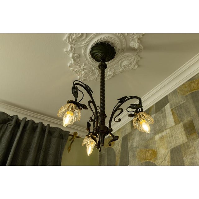 French Art Nouveau Bronze Chandelier with Clear Glass Botanical Shades, 1910 For Sale - Image 4 of 18