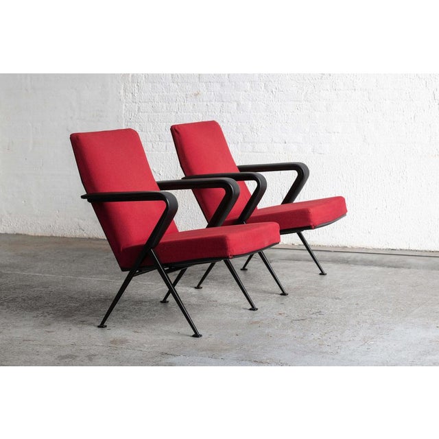This ionic Easy chair, model Repose, was crafted by Friso Kramer and produced by Ahrend de Cirkel in the 1960s. This...
