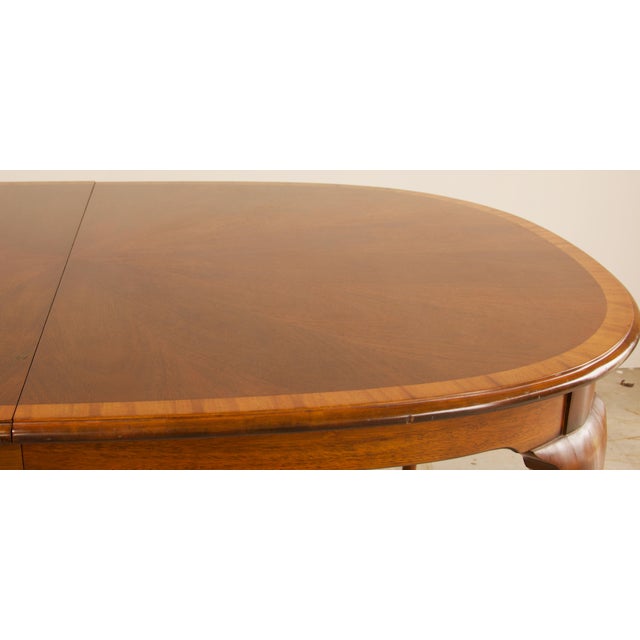 Late 20th Century Six Person Hickory Chair James River Collection Queen Anne Banded Mahogany Oval Dining Table, Late 20th Century For Sale - Image 5 of 8