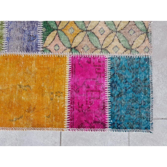 1970s Mid 20th Century Oushak Multicolour Turkish Runner Rug For Sale - Image 5 of 10