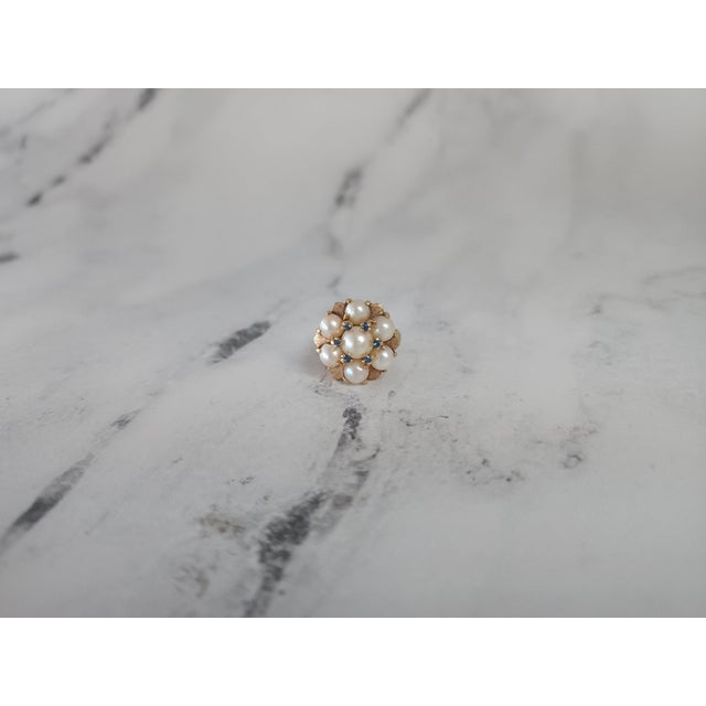 Contemporary Vintage Freshwater Pearl Cluster Ring with Blue Topaz Accents, Size 6.25 For Sale - Image 3 of 4