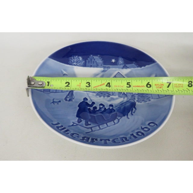 Bing and Grondahl 1969 Arrival Christmas Guests Porcelain Collector Plate 5167b For Sale - Image 10 of 11
