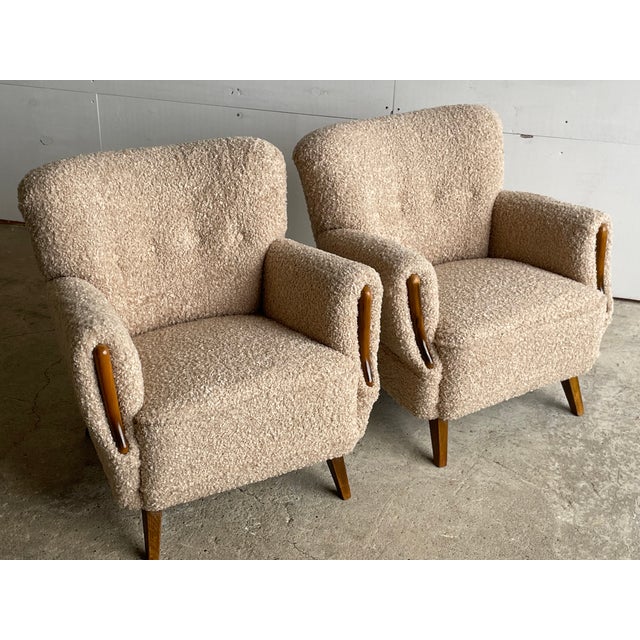Mid-Century Modern Modern Scandinavian Lounge Chairs in Bouclé and Beech, 1940s, Set of 2 For Sale - Image 3 of 10