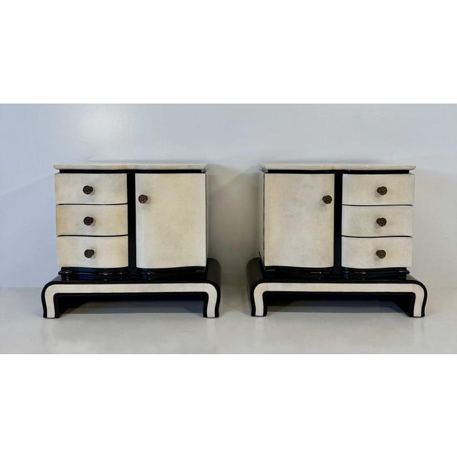 1940s Art Deco Bedroom Set in Parchment and Black Lacquer, Chest and Bedside Tables by Osvaldo Borsani, Italy, 1940s, Set of 3 For Sale - Image 5 of 7