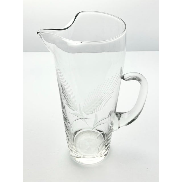 1950s 1950s Vintage Mid-Century Etched Wheat 8-Piece Cocktail Martini Liquor Pitcher Glasses Set For Sale - Image 5 of 8