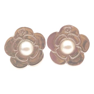 Chanel Vintage Rare Gunmetal Round Clove Gold Spinning CC Clip on Earrings, A Pair For Sale