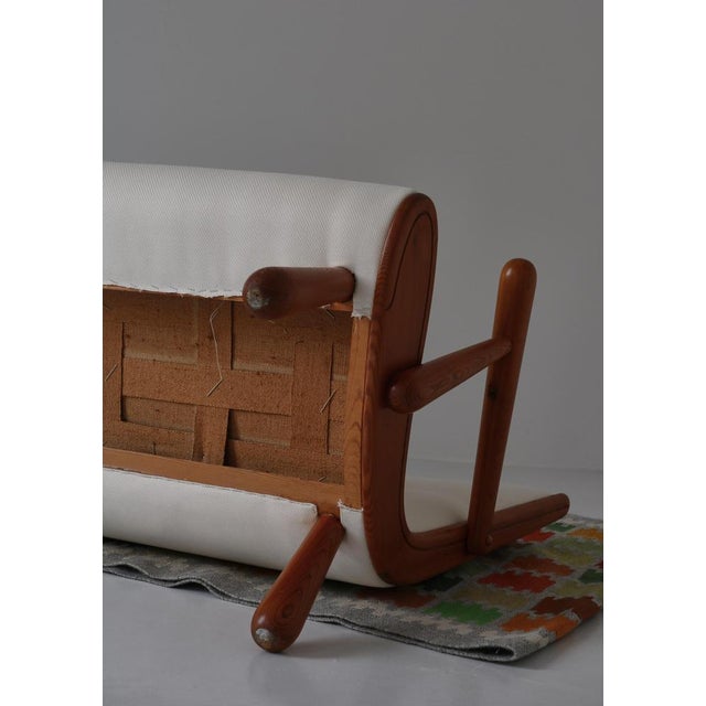 Swedish Cabinetmaker Sofa in Pinewood & White Vägen Linen for Svenskt Tenn, 1940s For Sale - Image 17 of 18