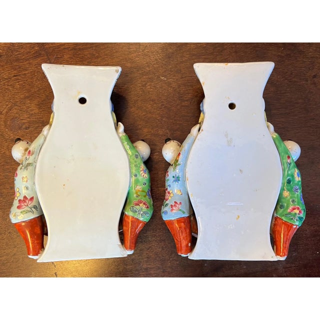 Ceramic 19th Century Chinese Export Porcelain Famille Rose Wall Pocket Vases - a Pair For Sale - Image 7 of 11