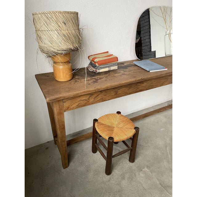 Old lamp from the 70s with its solid wood base - in blond elm. We love the cut of this one, very trendy and current. A...