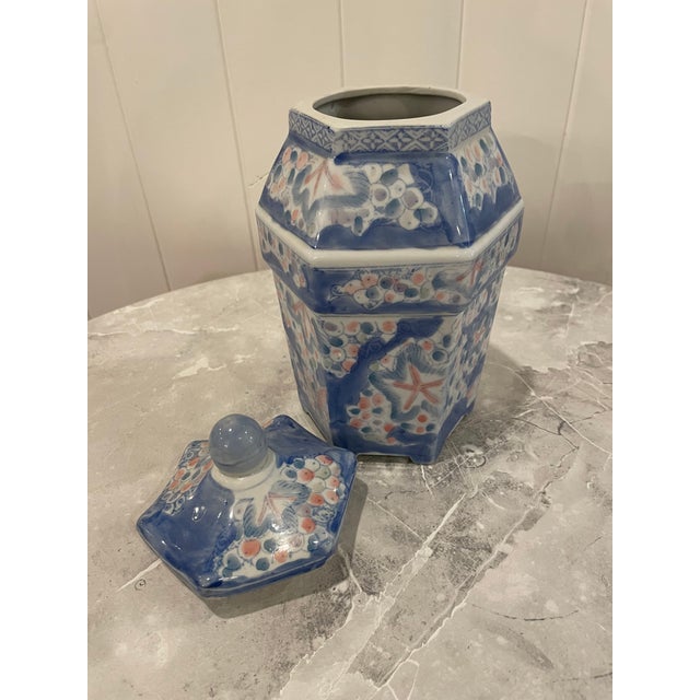 Mid 20th Century Vintage Chinoiserie Chinese Blue and White Hand Painted Hexagon Lidded Ginger Jar For Sale - Image 5 of 9