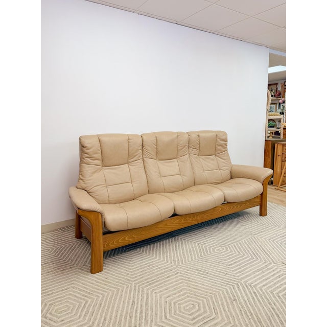 Late 20th Century Ekornes Stressless Buckingham 3-Seat Recliner Sofa Vintage MCM 90" Wide For Sale In Tampa - Image 6 of 17