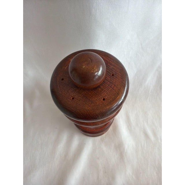 Mid-Century Modern Vintage Leeds Engineering Corp. Wood and Acrylic Salt and Pepper Grinder Shaker For Sale - Image 3 of 5