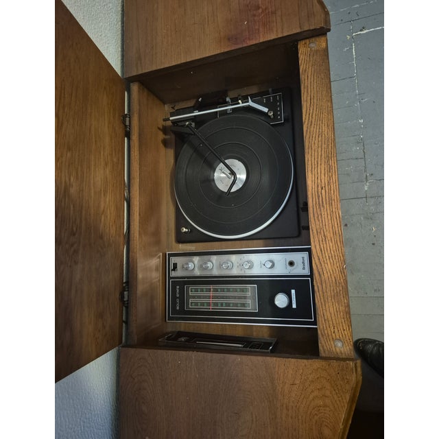 1970s Vintage Solid State Bradford Am Fm Stereo 8trac Vinyl Record Player Cabinet For Sale - Image 5 of 5