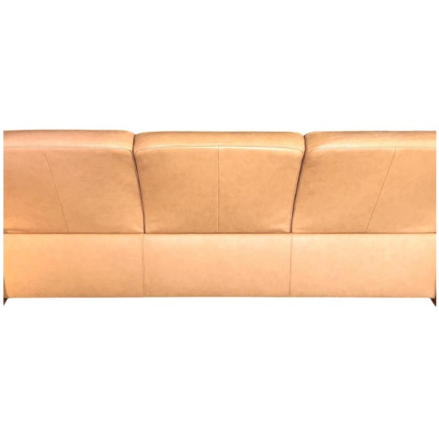 Tan Ekornes Stressless Pegasus Reclining Sofa in Camel Leather & Sculptural Wood Frame – Norway, 1980s For Sale - Image 8 of 12