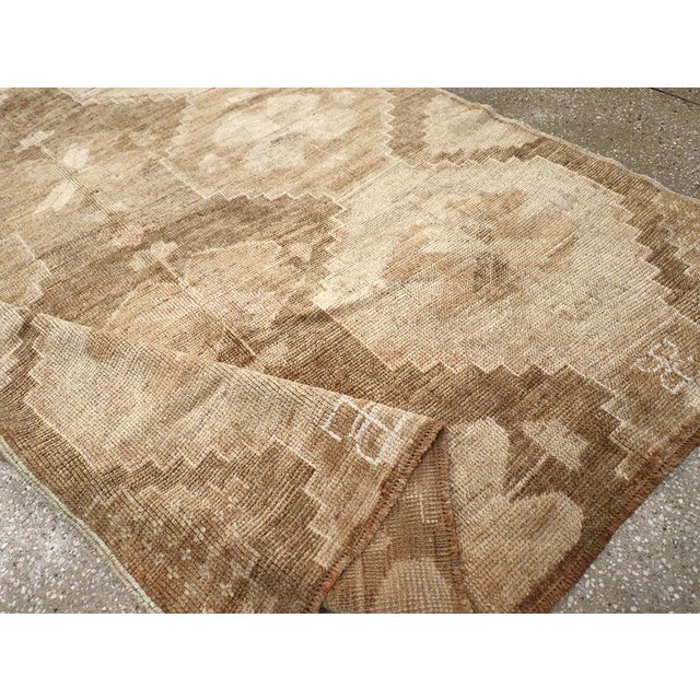 Galerie Shabab Collection Mid-20th Century Turkish Anatolian Accent Rug For Sale - Image 9 of 10