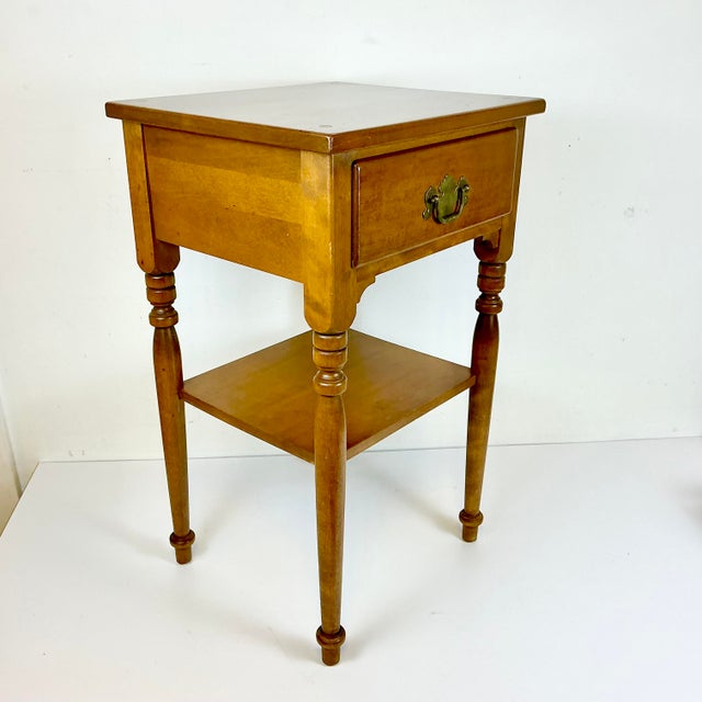 1970s Vintage Ethan Allen Americana Traditional Heirloom Nutmeg Maple Side Table by Baumritter For Sale - Image 6 of 14
