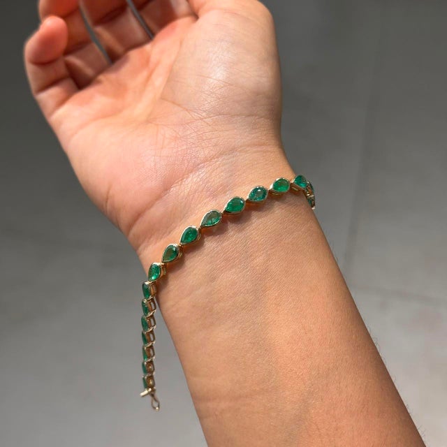 Modern Classic 7.8ct Pear Emerald Tennis Bracelet in 14k Yellow Gold by VRJewels For Sale - Image 3 of 18