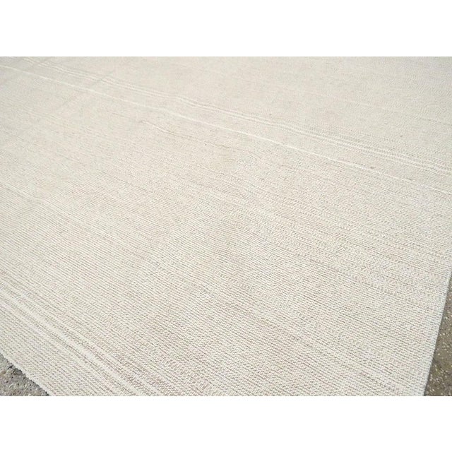 Ivory Galerie Shabab Collection Mid-20th Century Handmade Turkish Flat-Weave Kilim Room Size Carpet For Sale - Image 8 of 10