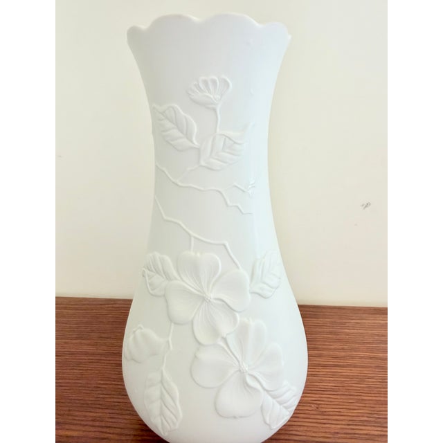 1970s German Vase in Biscuit Porcelain by M. Frey for AK Kaiser, 1970s For Sale - Image 5 of 10