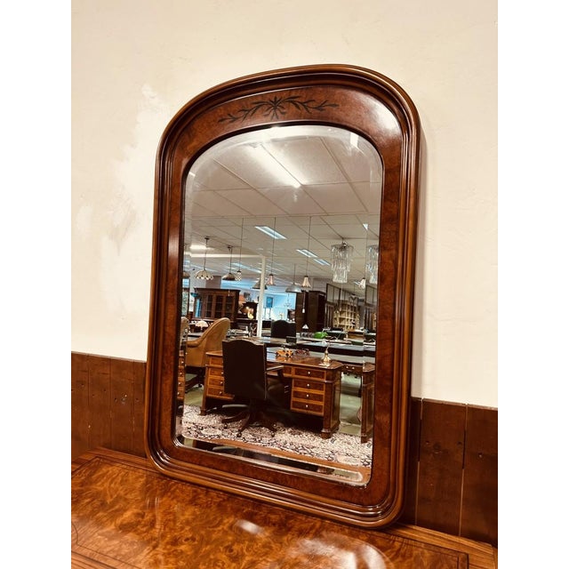 Antique Italian Burl Mirror , in Very Good conditions. Designed 1920 to 1949