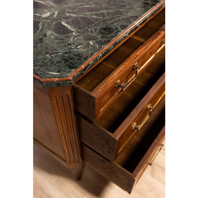 Late 19th Century Italian Piemontese 1890s Three-Drawer Walnut Commode with Dark Green Marble Top For Sale - Image 5 of 18