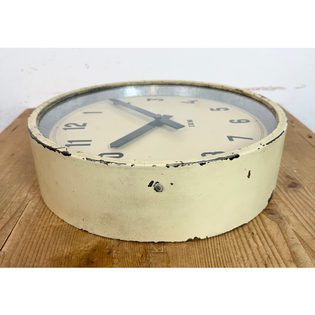 Industrial Beige Factory Wall Clock from IBM, 1950s For Sale - Image 13 of 16
