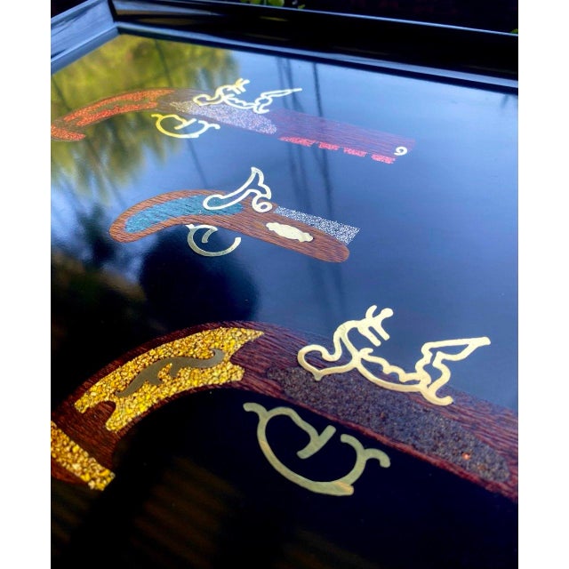 American Vintage Couroc of Monterey Colonial Flintlock Pistols Inlaid Serving Tray For Sale - Image 3 of 9