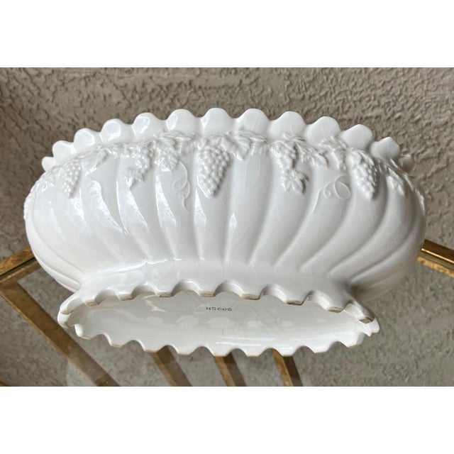 Late 20th-Century Crenellated Base Italian-Style Terraglia Bianca / Creamware Scalloped Rim Oval Cachepot For Sale In Austin - Image 6 of 15