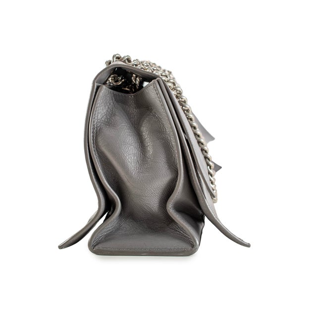 Modern Balenciaga Gray Leather Silver Hardware Crush Chain Medium Flap Shoulder Bag For Sale - Image 3 of 11