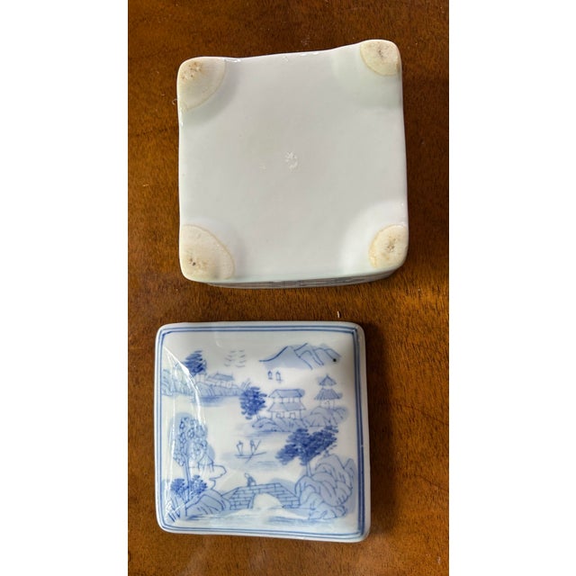 Chinoiserie Mid 20th Century Chinoiserie Blue and White 4" Square Porcelain Box For Sale - Image 3 of 5