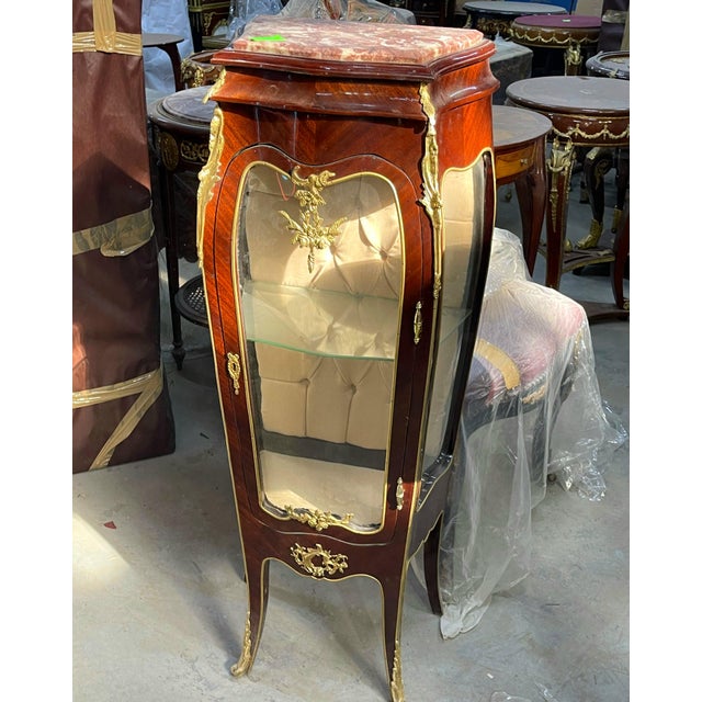 French Petite French-Style Display Vitrine – Rich Wood Finish, Beige Tufted Velvet Interior & Gold Leaf Details For Sale - Image 3 of 3