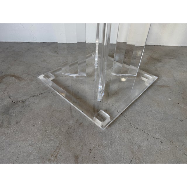 1980s Vintage Postmodern Design Sculptural Clear Lucite Side Table / Pedestal For Sale In Miami - Image 6 of 12