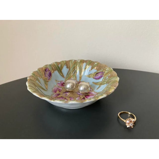 Art Nouveau Mid 20th Century Chinese Art Nouveau Gold Porcelain Iris Design Catchall Bowl For Sale - Image 3 of 18