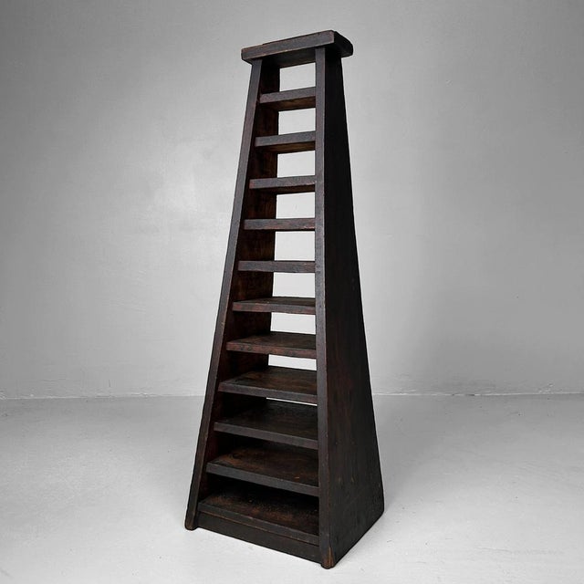 This unique wooden object from Japan, dating back to the Taishō period, originates from the workshop of a Japanese...