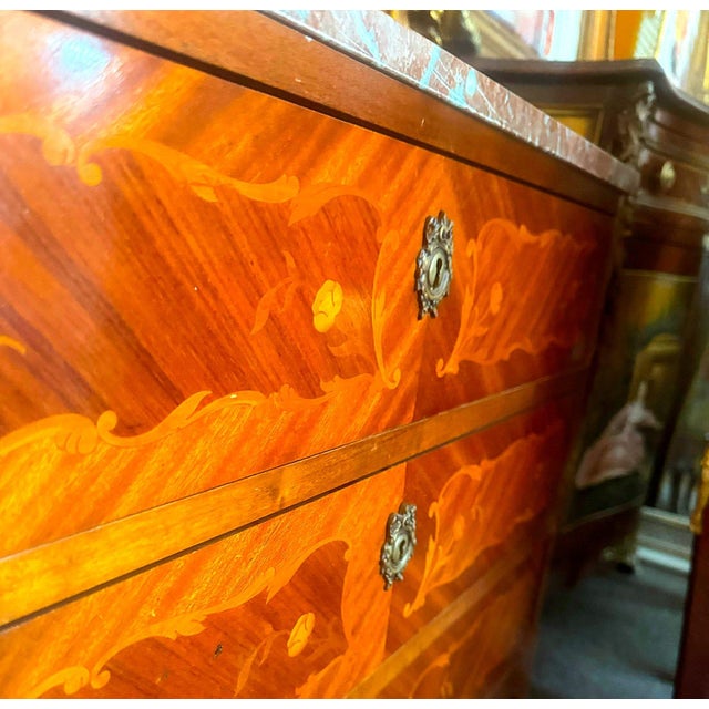 French Louis XV Marble Top Commode Chest – Floral Marquetry With Bronze Hardware For Sale - Image 4 of 7