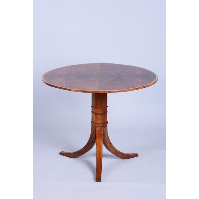 This elegant round table is a superb example of furniture craftsmanship from the first half of the 19th century,...