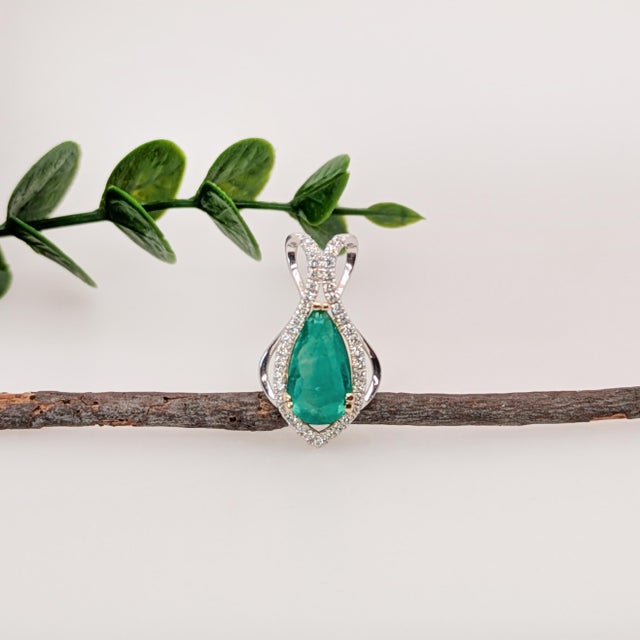 This incredible Colombian Emerald has a lustrous glow and a medium dark green hue with high saturation. An amazing...