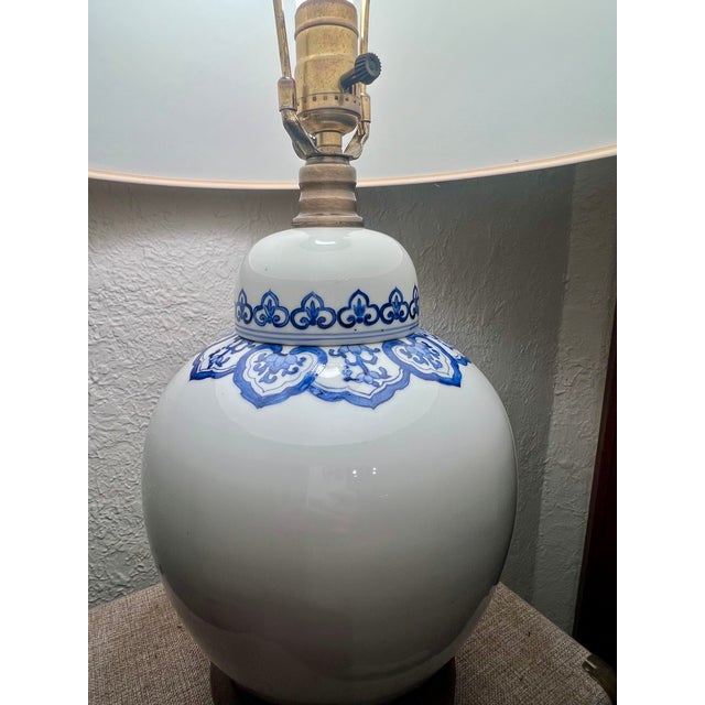 1980s 1981 Maitland-Smith Blue & White Porcelain Table Lamp – 24” – Authenticated For Sale - Image 5 of 5
