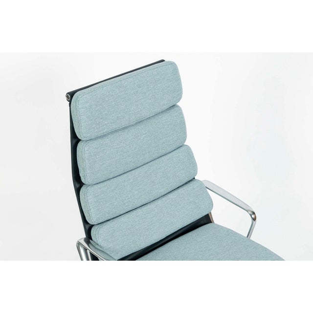 Pair of Eames Soft Pad Recliners for Herman Miller, Blue Gray Aluminum Group Lounge Chairs For Sale - Image 13 of 17