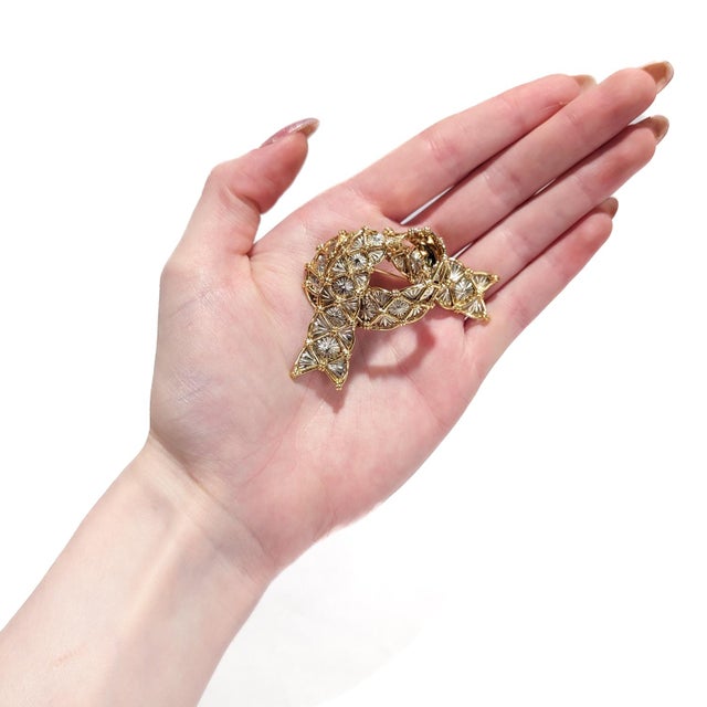 Mid-Century Modern Signed Cartier Mid-Century Modern 18k Yellow & White Gold Two-Tone Ribbon Brooch For Sale - Image 3 of 12