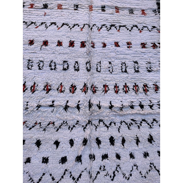 Mid-Century Modern 1980s Vintage White Moroccan Rug - 5'3" X 9'3" Ft For Sale - Image 3 of 10