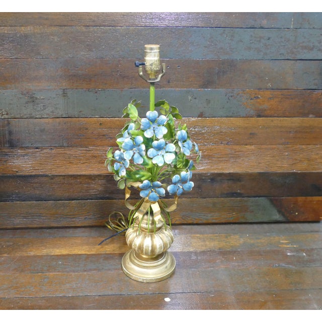 Rustic European Vintage Italian Tole Hydrangea Table Lamp 1960s Gilt Floral Wood Base For Sale - Image 3 of 10