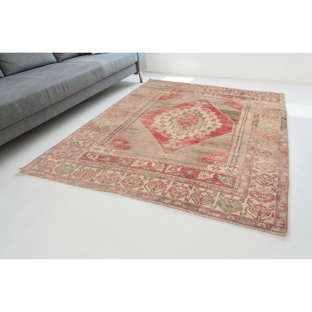 Add a touch of timeless elegance to your home with this beautiful, handwoven vintage Turkish rug. Featuring a striking...
