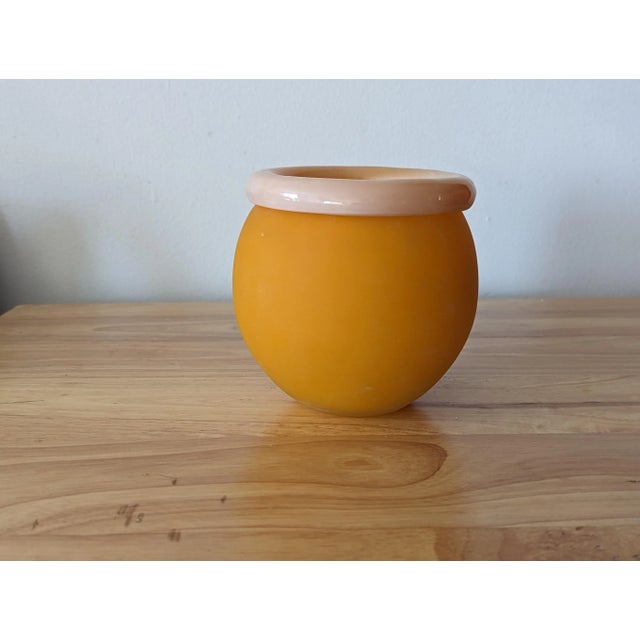 1980s 80s Larry Laslo Style Vase in Tangerine and Champagne Pink For Sale - Image 5 of 5