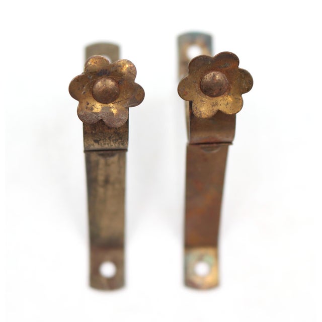Vintage curtain rod brackets made of steel with a floral screw head. The original mounting screws are not available. Good...